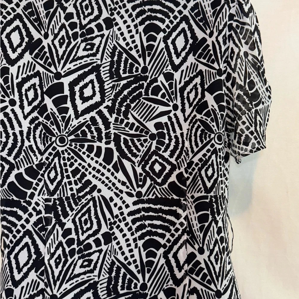 H-21 Spense Black & White Ruffled Lined Short Sleeve Button Down Blouse‎ Size M